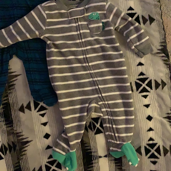 Carter’s baby boy set of 2 footed pjs - Picture 3 of 5